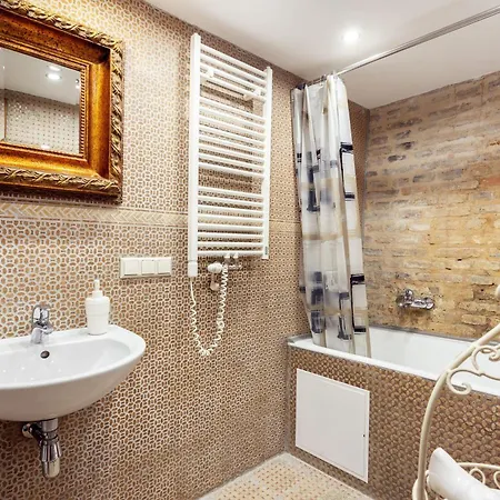 Classical Heart Of Old Town - Free Parking Apartment